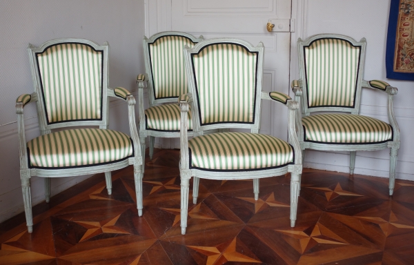 Détail — Série de 4 fauteuils cabriolet royalistes, mobilier de salon d'époque Louis XVI - XVIIIe siècle