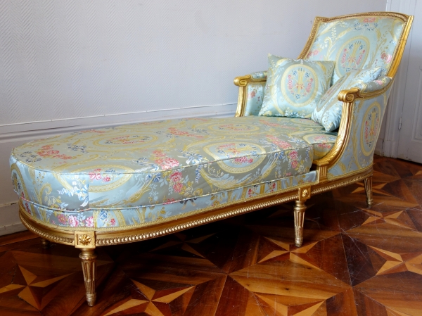 Détail — Duchesse Louis XVI en bois sculpté et doré, soie Marie Antoinette de Tassinari et Chatel
