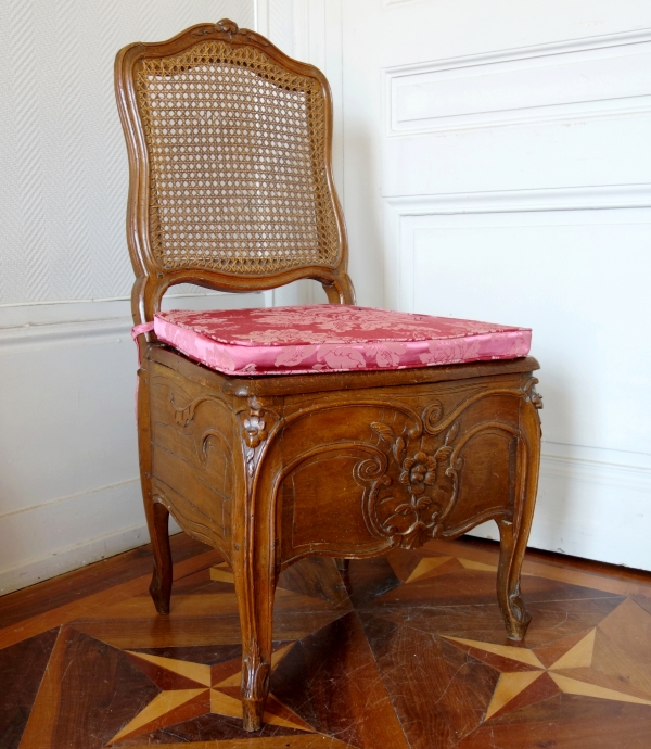 Détail — Palais de Compiègne : chaise de commodité d'époque Louis XV, estampille H Amand