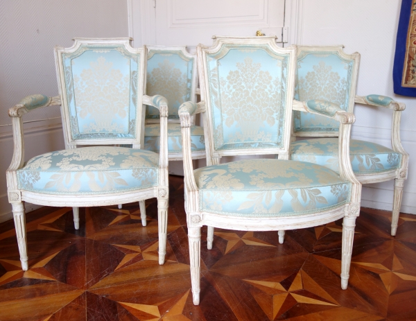 Détail — Claude Lerat : salon de 4 fauteuils cabriolets d'époque Louis XVI garniture de soie, estampille