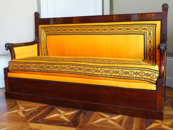 Détail — Canapé sofa à la turque en acajou, époque Consulat Empire, attribué à Jacob Frères
