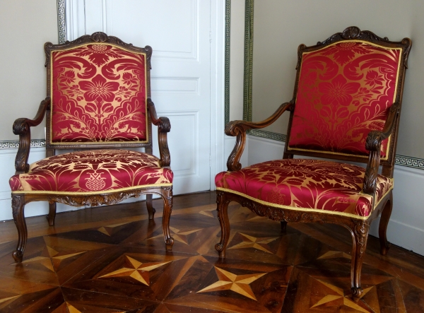 Détail — Paire de grands fauteuils d'apparat de style Louis XIV en noyer finement sculpté