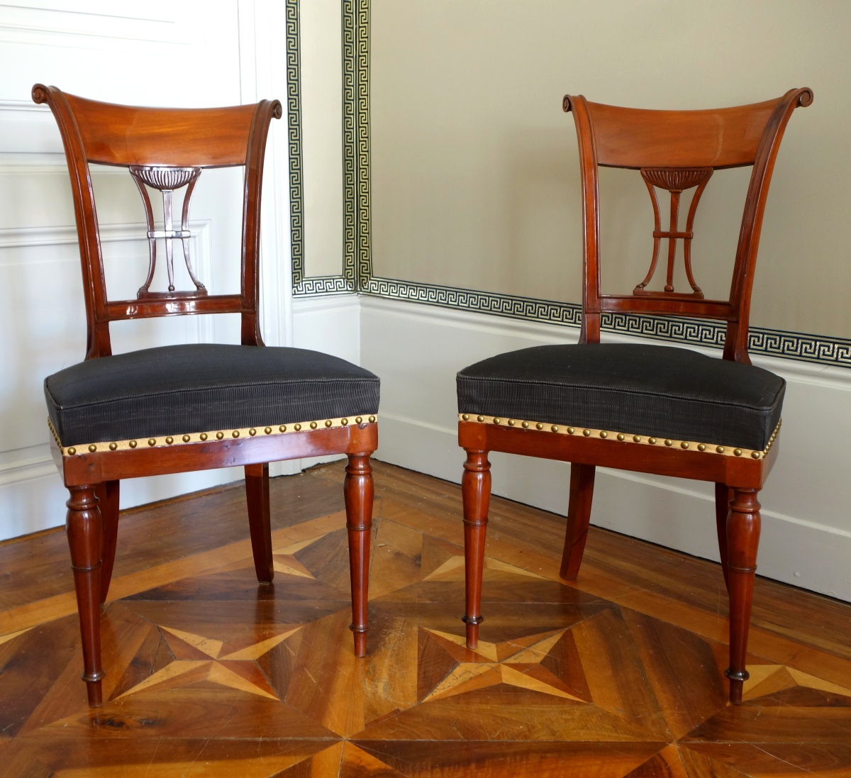 Détail — Jean Baptiste Demay - paire de chaises d'époque Directoire en acajou recouvertes de crin de cheval