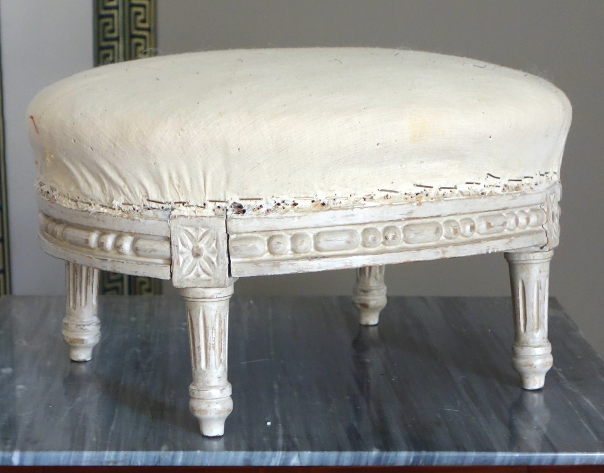 Détail — Tabouret repose pieds de style Louis XVI recouvrable sur demande