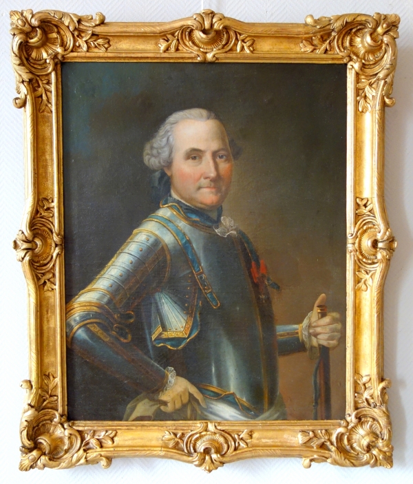 Détail — Portrait d'Officier Général d'époque Louis XV dans son cadre d'origine en bois sculpté et doré