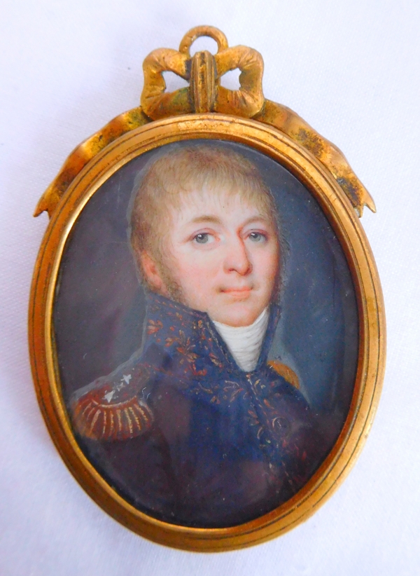 Détail — Portrait miniature sur ivoire : Général de l'Empire, début XIXe siècle