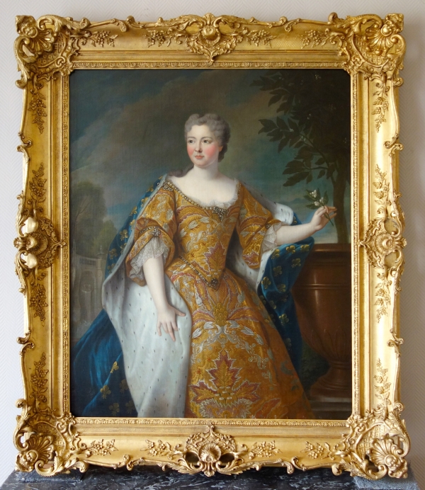 Détail — Pierre Gobert : portrait de la Reine Marie Leczinska - huile sur toile 161cm x 137cm