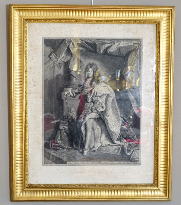 Détail — Grande gravure royaliste : le Roi Louis XIV en majesté, cadre en bois doré - 82cm x 99,5cm