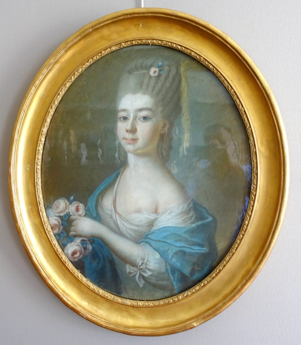 Détail — Ecole française du XVIIIe siècle, portrait de dame aristocrate en Flore, pastel, époque Louis XV