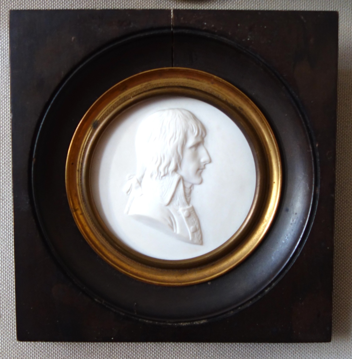 Détail — Sèvres : portrait miniature du Général Napoléon Bonaparte en biscuit - signé
