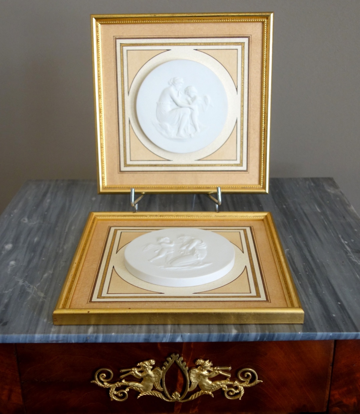 Détail — Manufacture de Sèvres : paire de miniatures en biscuit - La leçon à l'amour et la leçon de l'amour d'après Boizot