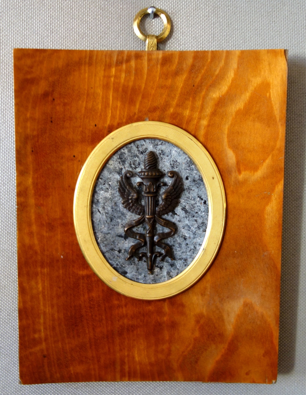 Détail — Caducée, miniature - souvenir du Grand Tour, bronze patiné sur fond granit