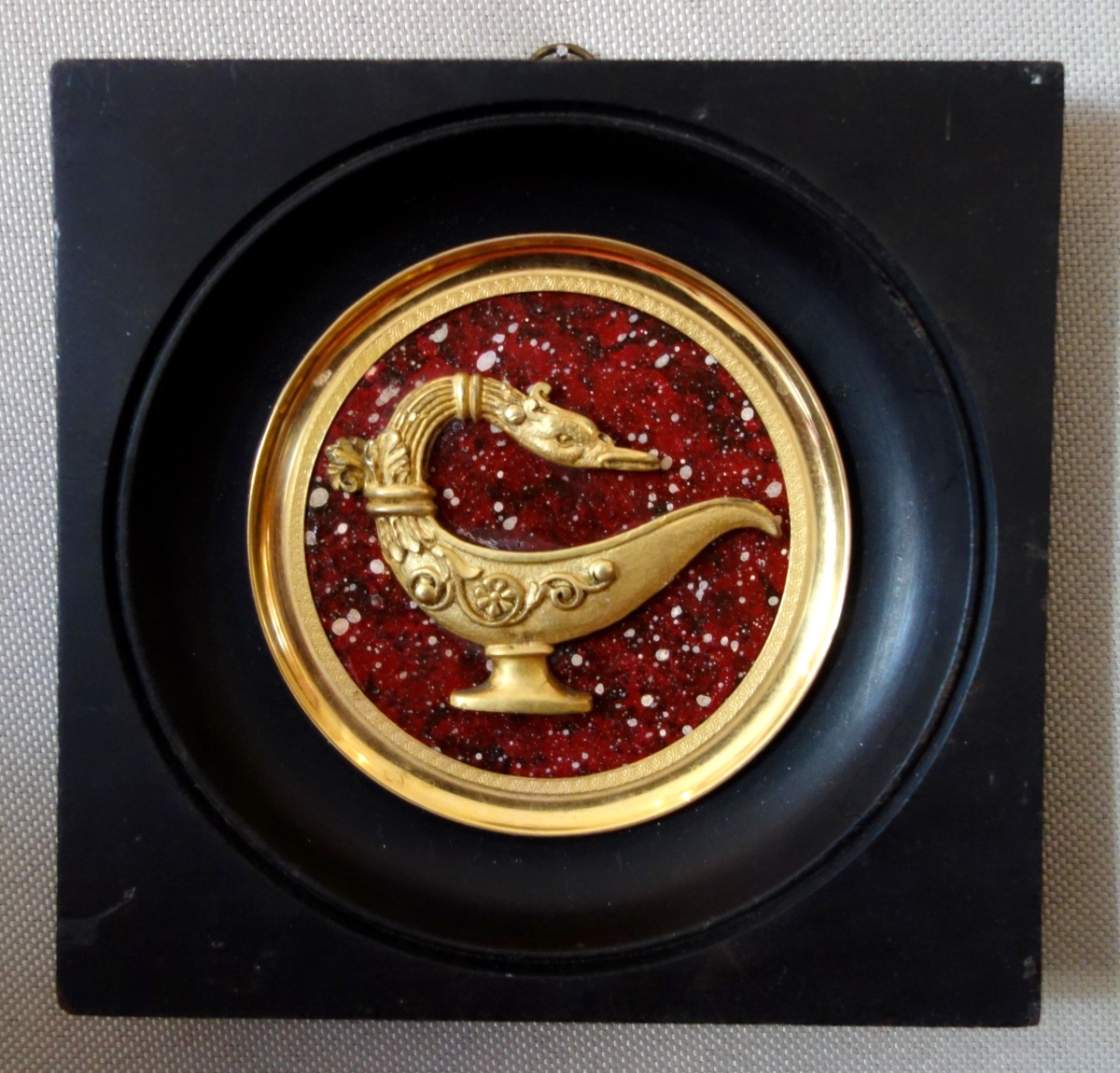 Détail — Miniature Lampe à l'antique, souvenir du Grand Tour, bronze doré au mercure sur fond porphyre