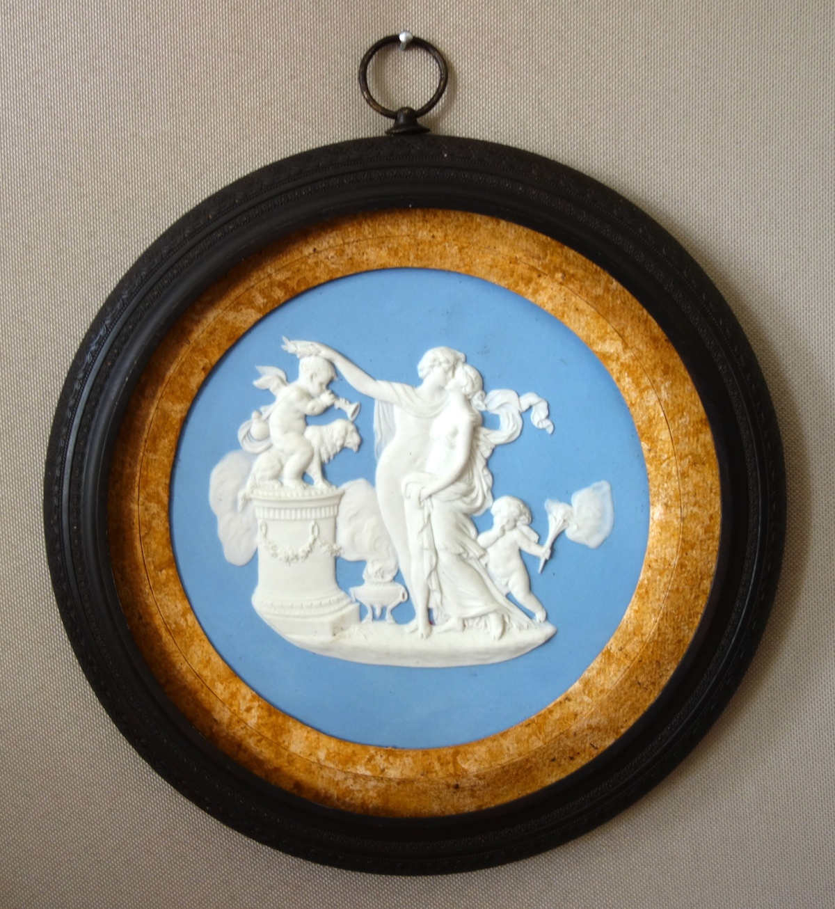Detail — Large neoclassical Wedgwood medal featuring Venus and Apollo - 26cm
