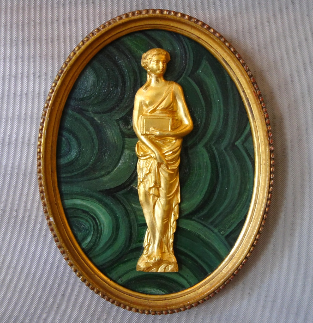 Détail — Grande miniature vestale 23cm, souvenir du Grand Tour, bronze doré au mercure sur fond malachite