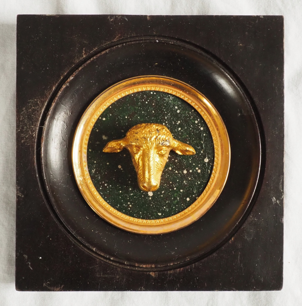 Détail — Miniature tête d'agneau, souvenir du Grand Tour, bronze doré sur fond porphyre