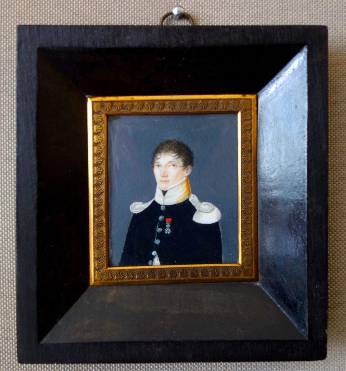 Détail — Portrait miniature d'un officier de chasseurs à pieds d'époque Premier Empire