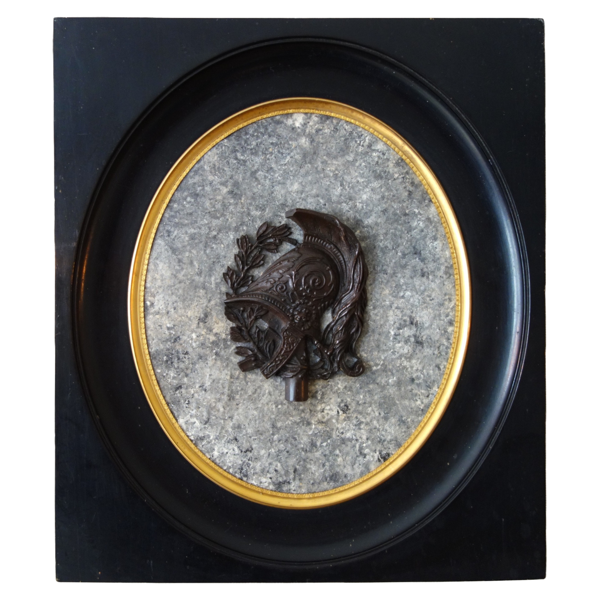 Grande Miniature trophée militaire, souvenir du Grand Tour, bronze patiné sur fond marbre