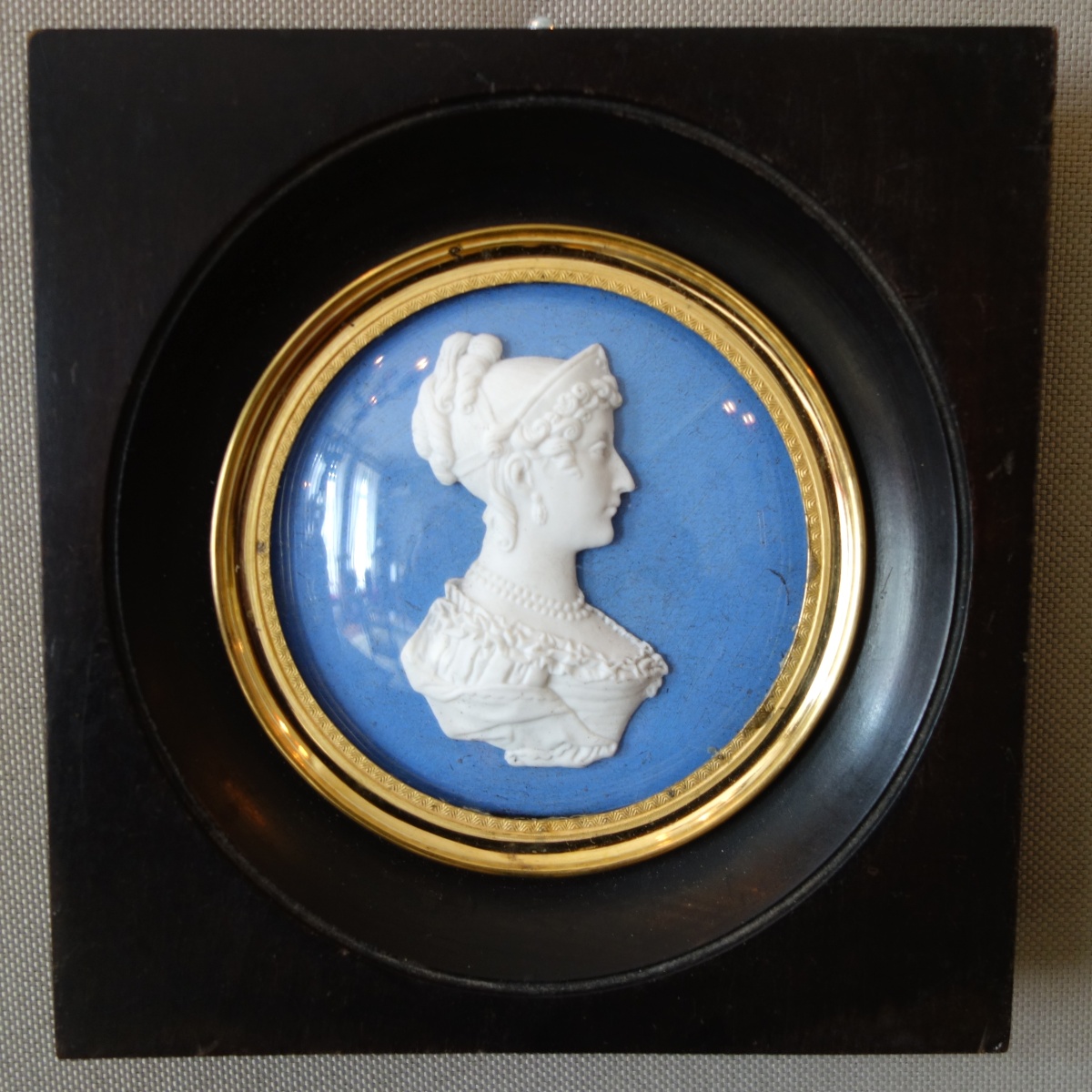 Détail — Sèvres : portrait miniature royaliste de la Duchesse d'Angoulême en biscuit façon Wedgwood