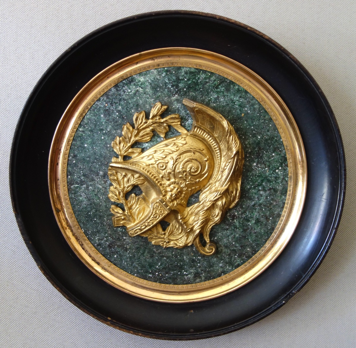 Détail — Grand médaillon à l'antique souvenir du Grand Tour - casque à l'antique en bronze doré sur fond porphyre