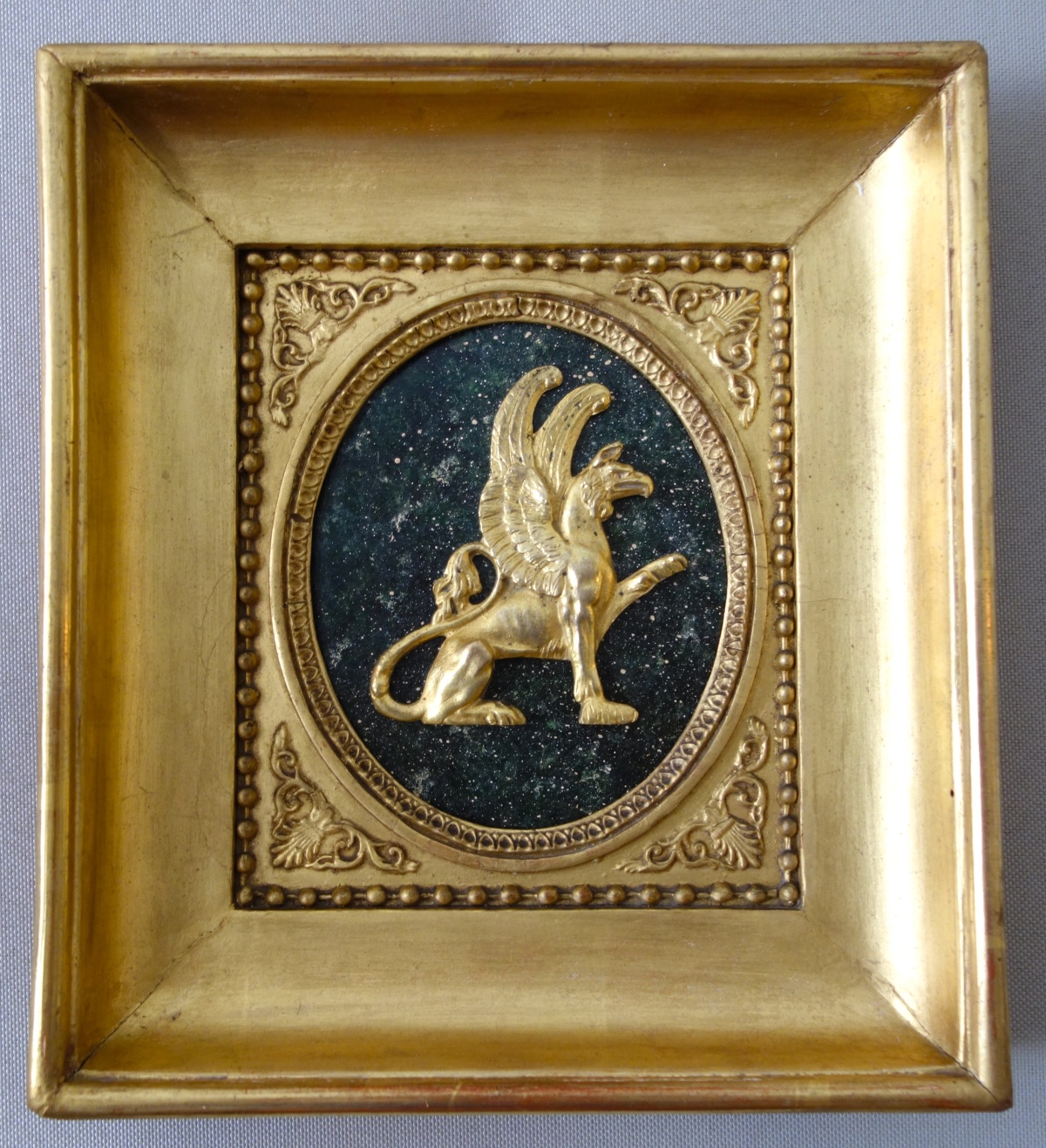 Détail — Grande miniature Empire en bronze ciselé et doré au mercure, griffon assis - 24,2cm x 21,6cm