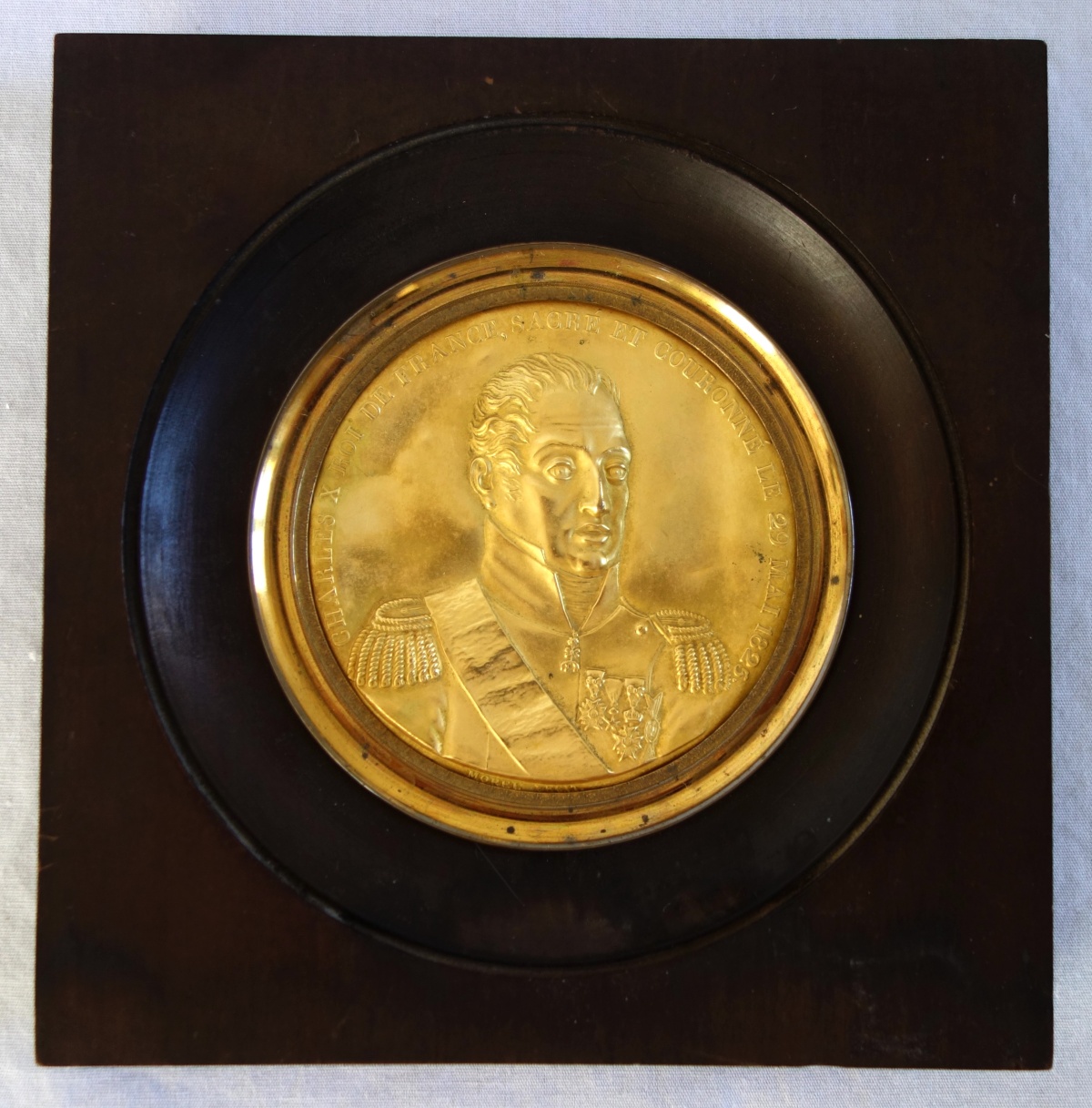 Détail — Portrait miniature de Charles X en laiton doré, époque Restauration - souvenir royaliste