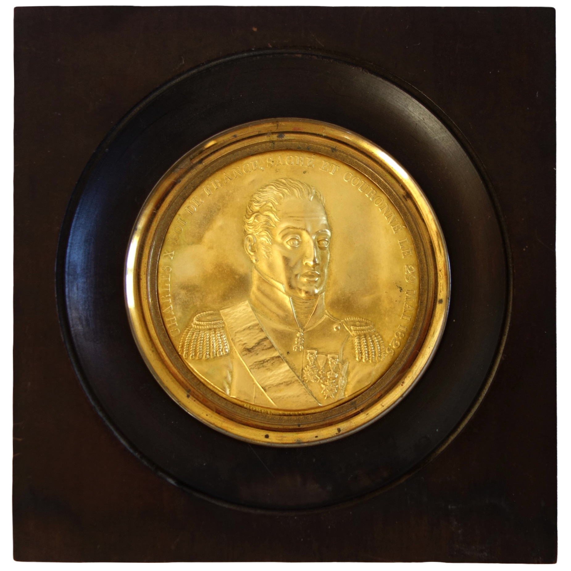 Portrait miniature de Charles X en laiton doré, époque Restauration - souvenir royaliste
